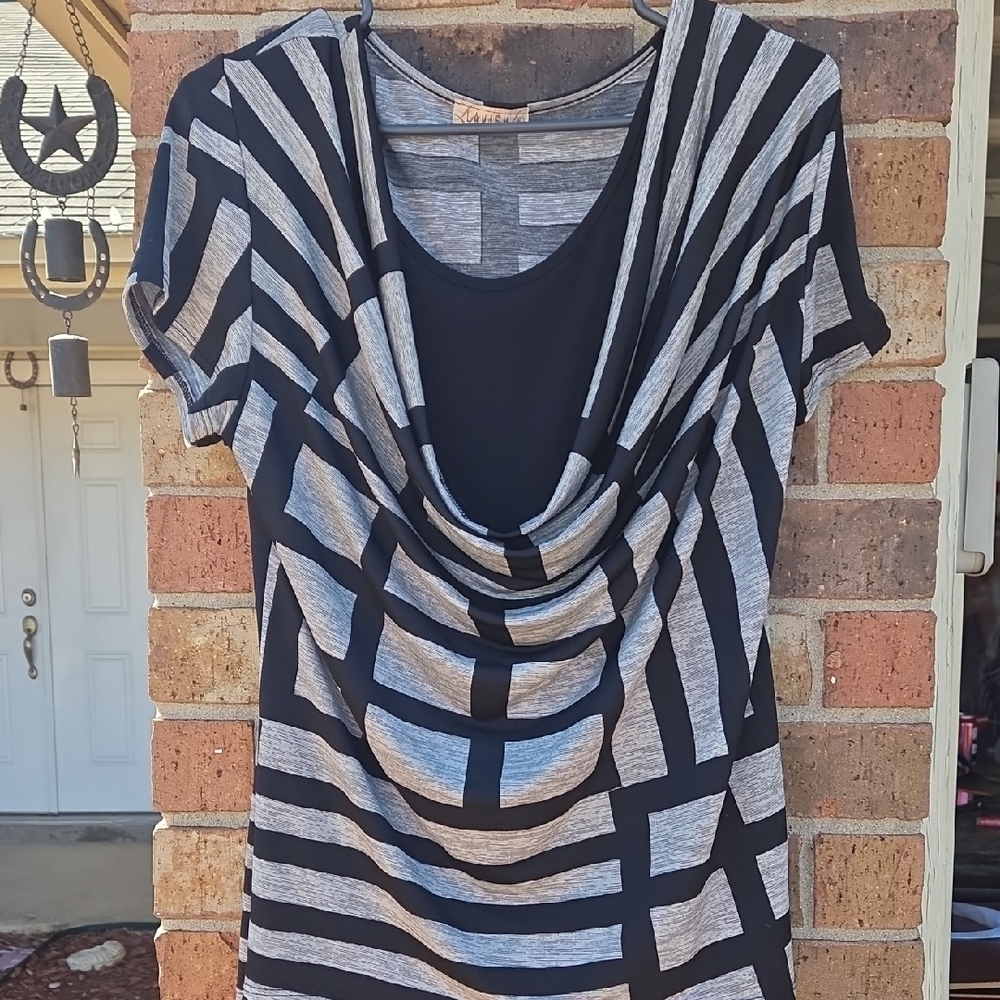 🧡 Black and Gray Geometric Short Sleeve Top
